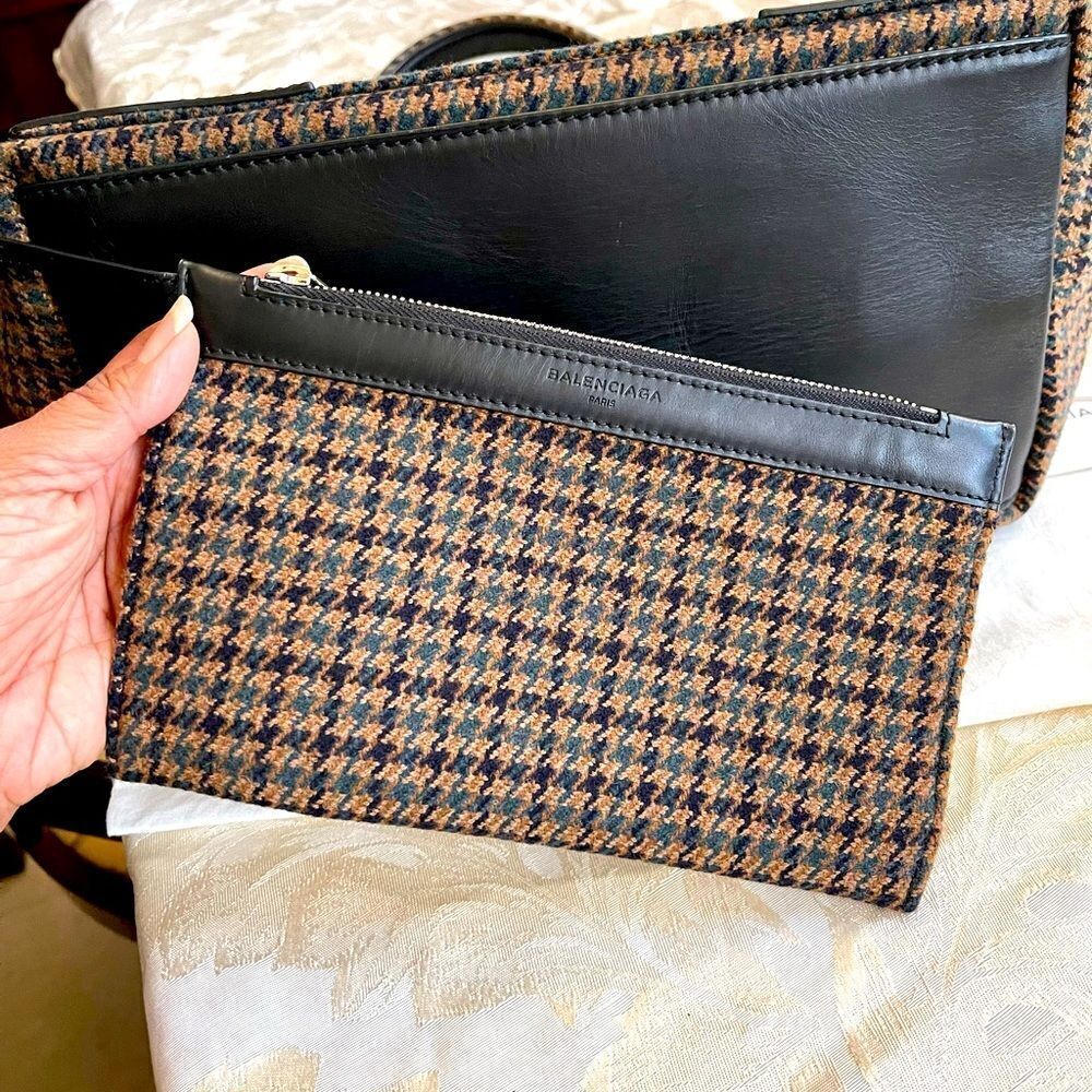 ‎Balenciaga Navy Cabas Wool Tote - Picture 3 of 13